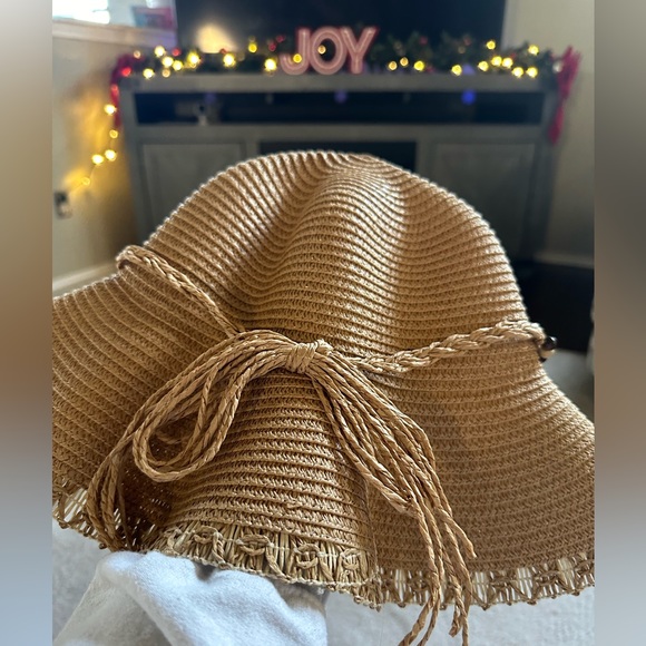 NWOT Shell Decor Straw Hat - One Size - Picture 2 of 3